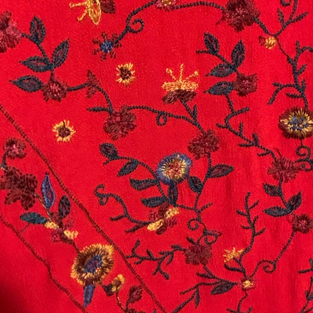 SOLD** Sz L Boho red embroidered floral details bell sleeve top. - Picture 4 of 10